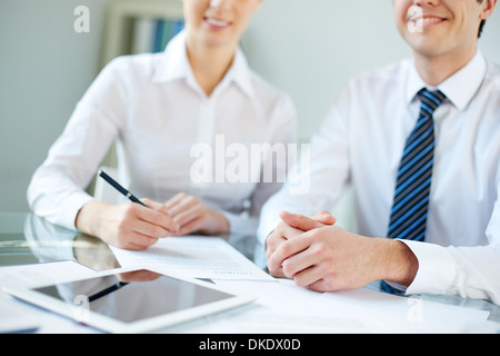 Close-up di imprenditore e imprenditrice al lavoro Foto Stock