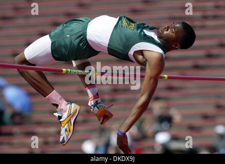 Jun 02, 2007 - Sacramento, CA, Stati Uniti d'America - MAURICE Valentino di Castro Valley si cancella la barra nei ragazzi salto in alto finale durante il CIF traccia di stato e campionati di campo presso Hughes Stadium a Sacramento, California, sabato 2 giugno 2007. Valentino ha ottenuto il secondo posto. (Credito Immagine: © Jose Carlos Fajardo/Oakland Tribune/ZUMA Premere) Restrizioni: USA diritti tabloid fuori! Foto Stock