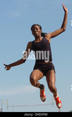 Jun 02, 2007 - Sacramento, CA, Stati Uniti d'America - Hercules' JAMESHA YOUNGBLOOD compete in ragazze salto in lungo durante il 2007 stato CIF via e campionati di campo sabato 2 giugno 2007 presso Hughes Stadium a Sacramento, California Youngblood al primo posto con una distanza di 20 m. 11,75 pollici. (Credito Immagine: © Jose Carlos Fajardo/Oakland Tribune/ZUMA Premere) Restrizioni: USA Tabloid unità organizzativa dei diritti Foto Stock