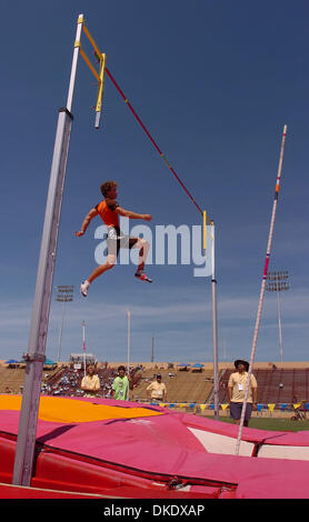 Jun 02, 2007 - Sacramento, CA, Stati Uniti d'America - Roseville's BLAIR WALLINGFORD cancella la barra nei ragazzi Pole Vault durante il 2007 stato CIF via e campionati di campo sabato 2 giugno 2007 presso Hughes Stadium a Sacramento, California Wallingford piazzato al secondo posto con un altezza di 16 ft. 4 pollici. (Credito Immagine: © Jose Carlos Fajardo/Oakland Tribune/ZUMA Premere) Restrizioni: USA Tabloid di destra Foto Stock