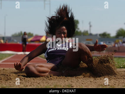 Jun 02, 2007 - Sacramento, CA, Stati Uniti d'America - Santi Nomi KENYIA RICHARDSON terre duramente nelle ragazze salto in lungo durante il 2007 stato CIF via e campionati di campo sabato 2 giugno 2007 presso Hughes Stadium a Sacramento, California Richardson piazzato al secondo posto con una distanza di 20 m. 10,25 pollici. (Credito Immagine: © Jose Carlos Fajardo/Oakland Tribune/ZUMA Premere) Restrizioni: USA diritti Tabloid Foto Stock