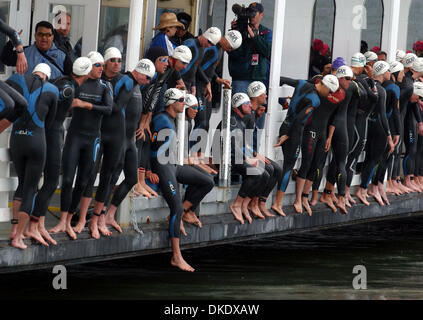 Giu 03, 2007 - San Francisco, CA, Stati Uniti d'America - gli atleti preparare per passare dal San Francisco Belle, una poppa wheeler fermato vicino all Isola di Alcatraz a San Francisco in California per l'inizio della ventisettesima edizione Fuga da Alcatraz Triathalon, domenica 3 giugno, 2007. Il triathalon inizia con un 1.5 miglio nuotare dall Isola di Alcatraz poi un 18 miglio di corsa in bicicletta attraverso il Presidio, e termina con un Foto Stock