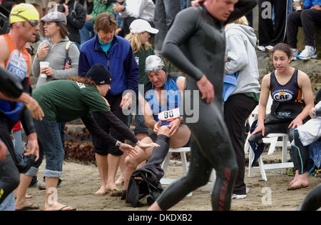 Giu 03, 2007 - San Francisco, CA, Stati Uniti d'America - atleta ALAN SHANKEN, indossando il numero 90, prepara la sua gamba protesico per la moto ed eseguire eventi in fuga da Alcatraz Triathalon, domenica 3 giugno, 2007, a San Francisco, California. Numerosi atleti completando con protesi sono stati lasciati aiutare la transizione al di fuori dell'acqua. Il triathalon inizia con un 1.5 miglio nuotare dall Isola di Alcatraz t Foto Stock