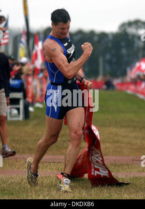 Giu 03, 2007 - San Francisco, CA, Stati Uniti d'America - ANDY POTTS celebra vincendo la Fuga da Alcatraz Triathalon domenica 3 giugno, 2007, a San Francisco, California. Potts terminato in meno di due ore. Il triathalon inizia con un 1.5 miglio nuotare dall Isola di Alcatraz poi a 18 miglia di corsa in bicicletta attraverso il Presidio e la finitura con un 8 miglio a correre attraverso il Golden Gate Recreation Area. (Credito immagine: Foto Stock