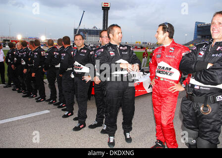 Jun 09, 2007 - Fort Worth, Texas, Stati Uniti d'America - Indy Car: Helio Castroneves con il suo team Penske durante il pre gara festiviteis per la IRL Bombardier Jet Lear 550 gara al Texas Motor Speedway. Sam Hornish Jr vince e il team Andretti Green Racing prende il 2nd, terza e quarta macchie con Sam Hornsh in primo, Tony Kanaan in seconda e Danica Patrick con il suo miglior risultato di sempre a 3rd. (Credito Immagine: © Foto Stock