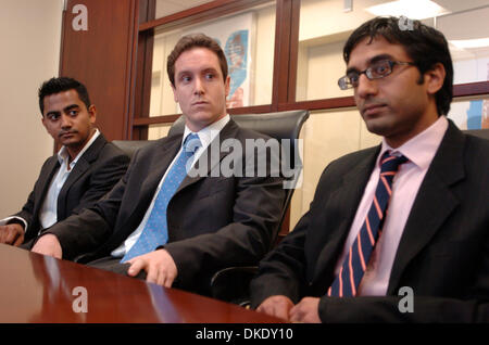 Giugno 11, 2007 - Manhattan, NY, STATI UNITI D'AMERICA - Tre ultra-marathoners - MIAN AZMY (L) 26, di Manhattan, TIM RYAN (C), 26, di Manhattan, e Sean lobo (R), 26, di Chicago sono di imbarcarsi su un 7-giorno, 250 chilometro, ultra maratona in tutta la Cina del deserto dei Gobi, che li porterà attraverso 1.000 piedi dune di sabbia e 100 gradi sbalzi di temperatura, mentre si sta portando il proprio cibo, ingranaggio di pelo e panno per pulizia Foto Stock