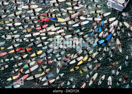 Giugno 12, 2007 - San Diego, California, Stati Uniti - Un memoriale di paddle out ha avuto luogo a WindanSea Beach a La Jolla, CA, a onore professional surfer EMERY KAUANUI, un 24-anno-vecchio surfer che è stato picchiato a morte verso la fine di maggio. Su una San Diego Lifeguard barca, KAUANUI della madre CYNTHIA KAUANUI, si diffonde il suo figlio le ceneri del. Vento'n mare local Emery Kauanui, 24, è deceduto lunedì, 27 maggio 2007 dopo su Foto Stock