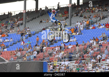 Jun 09, 2007 - Fort Worth, TX, Stati Uniti d'America - Free Style Mx riders eseguito un dazziling ben enumerate spettacolo per i fans al Texas Motor Speedway prima di iniziare il Learjet/Bombardier 550K. Jeff "OX' Kargola nel casco nero e nero t-shirt è una medaglia di argento nei Giochi di x. "Cowboy" Kenny Bertram nel casco rosso e la maglia blu è una medaglia di oro da X Giochi e Niki Daniel Foto Stock