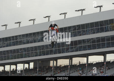 Jun 09, 2007 - Fort Worth, TX, Stati Uniti d'America - Free Style Mx riders eseguito un dazziling ben enumerate spettacolo per i fans al Texas Motor Speedway prima di iniziare il Learjet/Bombardier 550K. Jeff "OX' Kargola nel casco nero e nero t-shirt è una medaglia di argento nei Giochi di x. "Cowboy" Kenny Bertram nel casco rosso e la maglia blu è una medaglia di oro da X Giochi e Niki Daniel Foto Stock