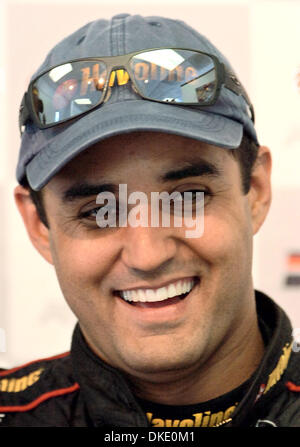 Giugno 24, 2007 - Sonoma, CA, Stati Uniti d'America - NASCAR rookie driver Juan Pablo Montoya sorride dopo il primo posto la vittoria di domenica, 24 giugno 2007, a Sonoma, California, all'Toyoto/Savemart 350.(Immagine di credito: © Ron Lewis/San Mateo County Times/ZUMA Press) Foto Stock