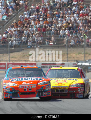 Giugno 24, 2007 - Sonoma, CA, Stati Uniti d'America - driver di NASCAR Jeff Gordon, sinistro passa Terry Labonte Domenica, 24 giugno 2007, a Sonoma, California, all'Toyoto/Savemart 350. (Credito Immagine: © Ron Lewis/San Mateo County Times/ZUMA Press) Foto Stock