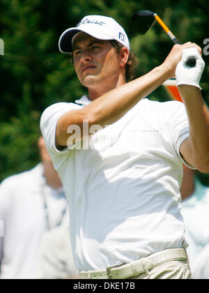 Jul 06, 2007 - Bethesda, MD, Stati Uniti d'America - ADAM SCOTT tee off sul quinto foro venerdì presso l'AT&T PGA Nazionale torneo tenutasi a Congressional Country Club di Bethesda. Scott ha terminato la giornata a 6 sopra il par, lasciando fuori del taglio per il round 3 e 4 a 8 oltre il thru 2 turni di gioco. (Credito Immagine: © James Berglie/ZUMA Press) Foto Stock