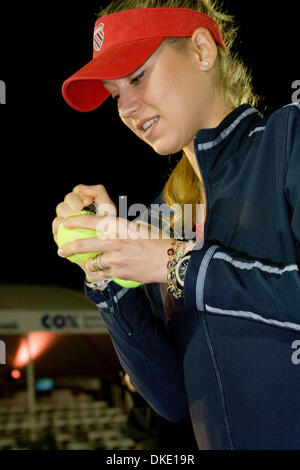 Jul 06, 2007 - Newport Beach, CA, Stati Uniti d'America - Anna Kournikowa (26) gioca per i capitelli di Sacramento presso il Newport Beach di interruttori in World Team Tennis 2007. Un pensionato russo tour professionali giocatore di tennis e modello. Anche se non ha mai vinto un importante torneo singles, ella divenne uno dei più noti giocatori di tennis in tutto il mondo. Al culmine della sua fama, ventole cercando immagini di Kourniko Foto Stock