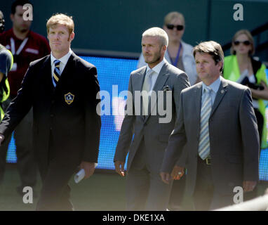 Jul 13, 2007 - Carson, CA, Stati Uniti d'America - DAVID BECKHAM, scortato da Los Angeles Galaxy General Manager ALESSIO LALAS, sinistra e Head Coach Frank Yallop, fa il suo modo attraverso il campo di calcio per la sua presentazione ufficiale cerimonia al Home Depot Center di Carson, California. (Credito Immagine: © Branimir Kvartuc/ZUMA Press) Foto Stock