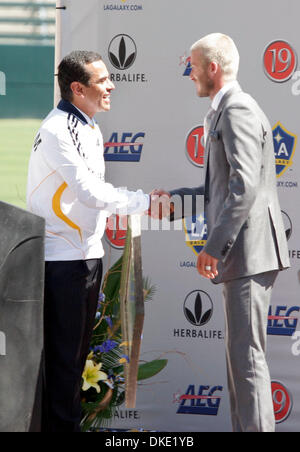 Jul 13, 2007 - Carson, CA, Stati Uniti d'America - Los Angeles sindaco Antonio Villaraigosa, sinistro presenta DAVID BECKHAM con una dichiarazione di benvenuto durante la presentazione ufficiale cerimonia al Home Depot Center di Carson, Calif, Venerdì, 13 luglio 2007. (Credito Immagine: © Branimir Kvartuc/ZUMA Press) Foto Stock