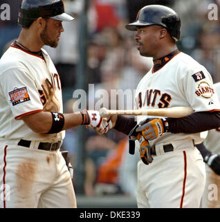 San Francisco Giants atleti Pedro Feliz, sinistra e Ray Durham celebrare una corsa durante la quinta inning azione contro Atlanta Braves Giovedì, 26 luglio 2007, presso AT&T in San Francisco, California. (Ron Lewis/San Mateo County Times) Foto Stock