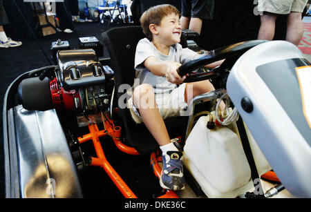 Luglio 28th, 2007 - San Jose, CA, Stati Uniti d'America - Harrison Fawcett, 5, di Burlingame, ottiene dietro al volante di un Kart Lemans racing go-kart, al loro stand in San Jose Convention Center, durante il 2007 San Jose Grand Prix, in San Jose, California, il sabato 28 luglio, 2007. Lemans Karting offre prestazioni elevate in stile Europeo indoor go-kart racing a loro via in Fremont, California Foto Stock