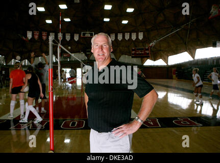 Jul 31, 2007 - San Marcos, CA, Stati Uniti d'America - SCOTT CATHCART, 53, ha assunto come il direttore atletico (AD) del Palomar College il 1 ° luglio. "C'è qualcosa di dinamico andando su tutti i giorni", ha detto Cathcart di annuncio. Cathcart viene presa in consegna per Giovanni Bosco, chi era il Palomar annuncio per 21 anni. (Credito Immagine: © Sean DuFrene/SDU-T/ZUMA Premere) Restrizioni: la e Orange County Papers diritti! Foto Stock