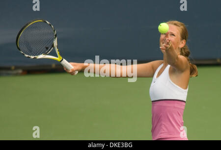 Aug 01, 2007 - San Diego, CA, Stati Uniti d'America - VICTORIA AZARENKO dalla Bielorussia serve una sfera contro Daniela Hantuchova dalla Slovacchia in Acura Classic torneo di tennis a La costa vicino a San Diego, CA. Ha perso la partita 6-3 1-6 6-1. (Credito Immagine: © Wally nellâ/ZUMA Press) Foto Stock