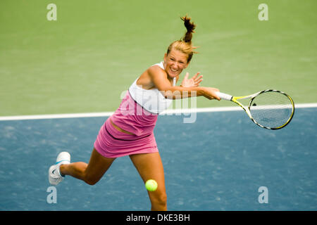 Aug 01, 2007 - San Diego, CA, Stati Uniti d'America - VICTORIA AZARENKO dalla Bielorussia serve una sfera contro Daniela Hantuchova dalla Slovacchia in Acura Classic torneo di tennis a La costa vicino a San Diego, CA. Ha perso la partita 6-3 1-6 6-1. (Credito Immagine: © Wally nellâ/ZUMA Press) Foto Stock