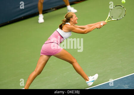 Aug 01, 2007 - San Diego, CA, Stati Uniti d'America - VICTORIA AZARENKO dalla Bielorussia serve una sfera contro Daniela Hantuchova dalla Slovacchia in Acura Classic torneo di tennis a La costa vicino a San Diego, CA. Ha perso la partita 6-3 1-6 6-1. (Credito Immagine: © Wally nellâ/ZUMA Press) Foto Stock