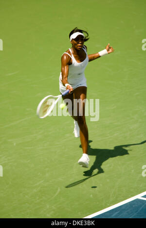 Aug 01, 2007 - San Diego, CA, Stati Uniti d'America - Venus WILLIAMS dagli USA restituisce una palla giocata da avversario Virginia Razzano dalla Francia alla Acura Classic tennis tournament in la costa vicino a San Diego, CA. Ha vinto la partita 6-2 6-4. (Credito Immagine: © Wally nellâ/ZUMA Press) Foto Stock