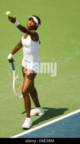 Aug 01, 2007 - San Diego, CA, Stati Uniti d'America - Venus WILLIAMS dagli USA restituisce una palla giocata da avversario Virginia Razzano dalla Francia alla Acura Classic tennis tournament in la costa vicino a San Diego, CA. Ha vinto la partita 6-2 6-4. (Credito Immagine: © Wally nellâ/ZUMA Press) Foto Stock