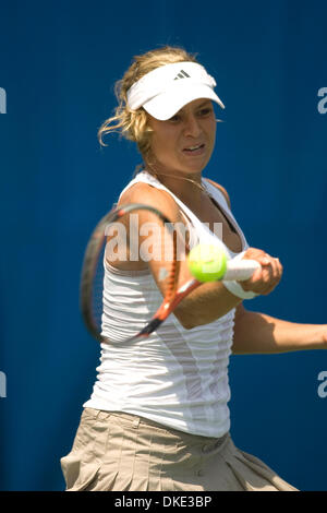 Aug 01, 2007 - San Diego, CA, Stati Uniti d'America - Maria KIRILENKO dalla Russia restituisce una palla colpita da avversario Lucie Sararova da Czeckoslovakia presso la Acura Classic tennis tournament in la costa vicino a San Diego, CA. Ha vinto la partita 6-4 7-6. (Credito Immagine: © Wally nellâ/ZUMA Press) Foto Stock