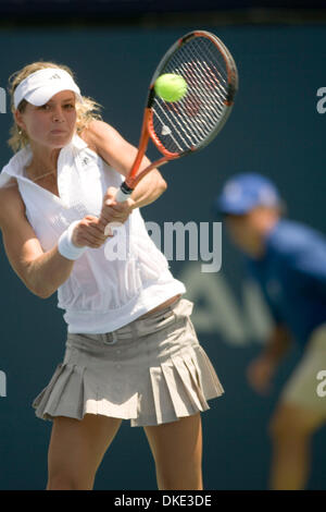 02 ago 2007 - San Diego, CA, Stati Uniti d'America - Maria KIRILENKO della Russia giocando contro Jelena Jankovitch di Serbia, restituisce una palla in Acura Classic tennis tournament in la costa vicino a San Diego. Ha vinto 6-2 3-6 7-5. (Credito Immagine: © Wally nellâ/ZUMA Press) Foto Stock