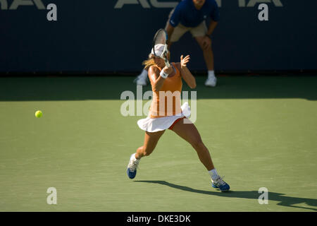 02 ago 2007 - San Diego, CA, Stati Uniti d'America - Tatiana GOLOVIN dalla Francia restituisce una sfera contro Maria Sharapova dalla Russia in Acura Classic tennis tournament in la costa vicino a San Diego. Sharapova ha vinto 6-0 6-3. (Credito Immagine: © Wally nellâ/ZUMA Press) Foto Stock