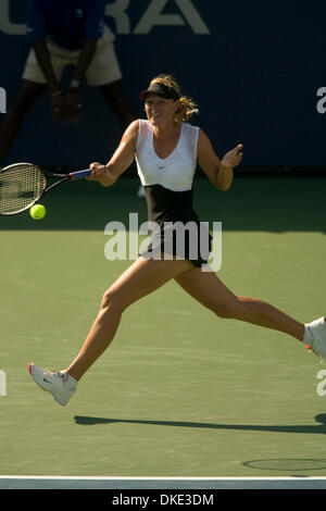 02 ago 2007 - San Diego, CA, Stati Uniti d'America - MARIA SHARAPOVA dalla Russia serve contro Tatiana GOLOVIN dalla Francia in Acura Classic torneo di tennis a La costa vicino a San Diego. Sharapova ha vinto 6-0 6-3. (Credito Immagine: © Wally nellâ/ZUMA Press) Foto Stock