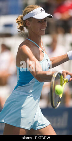 02 ago 2007 - San Diego, CA, Stati Uniti d'America - Elena DEMENTIEVA della Russia giocando contro Marion BARTOLI di Francia restituisce una palla in Acura Classic tennis tournament in la costa vicino a San Diego. Ha vinto 6-4 7-5. (Credito Immagine: © Wally nellâ/ZUMA Press) Foto Stock