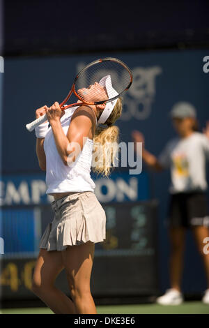 02 ago 2007 - San Diego, CA, Stati Uniti d'America - Maria KIRILENKO della Russia giocando contro Jelena Jankovitch di Serbia, restituisce una palla in Acura Classic tennis tournament in la costa vicino a San Diego. Ha vinto 6-2 3-6 7-5. (Credito Immagine: © Wally nellâ/ZUMA Press) Foto Stock