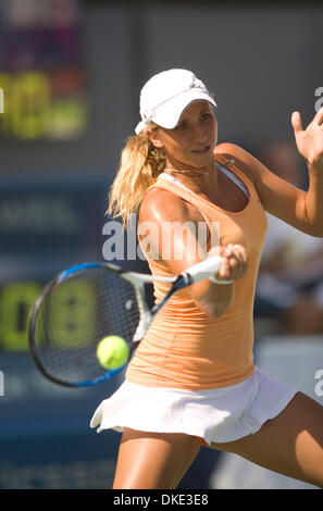 02 ago 2007 - San Diego, CA, Stati Uniti d'America - Tatiana GOLOVIN dalla Francia restituisce una sfera contro Maria Sharapova dalla Russia in Acura Classic tennis tournament in la costa vicino a San Diego. Sharapova ha vinto 6-0 6-3. (Credito Immagine: © Wally nellâ/ZUMA Press) Foto Stock