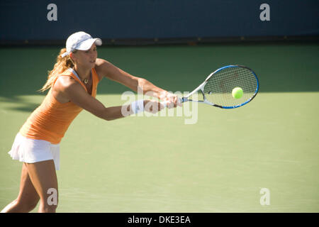 02 ago 2007 - San Diego, CA, Stati Uniti d'America - Tatiana GOLOVIN dalla Francia restituisce una sfera contro Maria Sharapova dalla Russia in Acura Classic tennis tournament in la costa vicino a San Diego. Sharapova ha vinto 6-0 6-3. (Credito Immagine: © Wally nellâ/ZUMA Press) Foto Stock