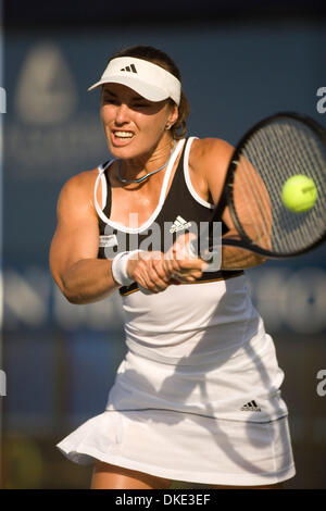 02 ago 2007 - San Diego, CA, Stati Uniti d'America - Martina Hingis giocando contro Patty Schnyder, sia dalla Svizzera, restituisce una palla in Acura Classic tennis tournament in la costa vicino a San Diego. Schnyder ha vinto 6-1 6-7 6-3. (Credito Immagine: © Wally nellâ/ZUMA Press) Foto Stock