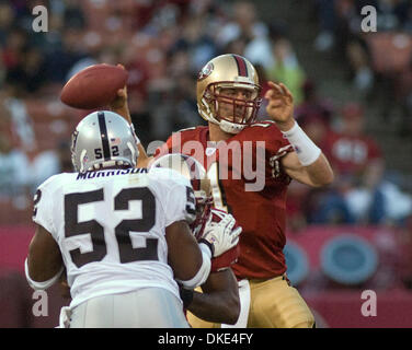 Agosto18, 2007 - San Francisco, California, Stati Uniti - San Francisco 49ers vs Oakland Raiders a Bill Walsh campo. 49er QB #11 Alex Smith pronti a passare mentre Raider #52 Kirk Morrison viene tenuto spento. Sabato, Agosto18, 2007(Credito: © Al Golub/ZUMApress.com) Foto Stock