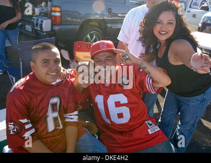 Agosto18, 2007 - San Francisco, California, Stati Uniti - San Francisco 49ers vs Oakland Raiders a Bill Walsh campo. Alex Perez Suor di Stockton, che hanno partecipato sabato il gioco con suo figlio Alex Jr., 12 e nipote, Raymond Arteaga, 10. (Credit: © Al Golub/ZUMApress.com) Foto Stock