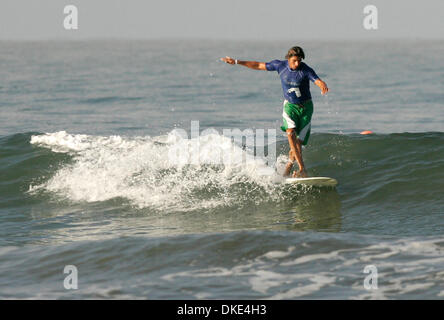 Agosto 18, 2007 - Oceanside, CA, Stati Uniti d'America - BILLY HARRIS, 21, di Del Mar, è stato surf per otto anni e di recente ha girato il professionista in Stati Uniti Aprire, dove egli quinto posto fuori di circa 80 persone. Harris, che è un due volte college national longboard campione sul scolastico nazionale Surfing Association (NSSA) Circuito, vuole navigare come molti eventi pro come egli può provare Foto Stock