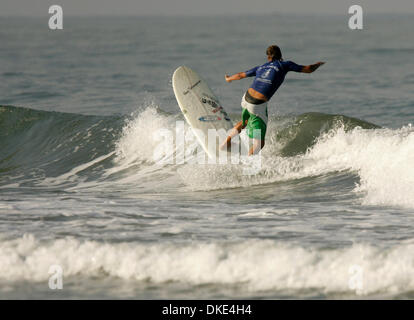 Agosto 18, 2007 - Oceanside, CA, Stati Uniti d'America - BILLY HARRIS, 21, di Del Mar, è stato surf per otto anni e di recente ha girato il professionista in Stati Uniti Aprire, dove egli quinto posto fuori di circa 80 persone. Harris, che è un due volte college national longboard campione sul scolastico nazionale Surfing Association (NSSA) Circuito, vuole navigare come molti eventi pro come egli può provare Foto Stock