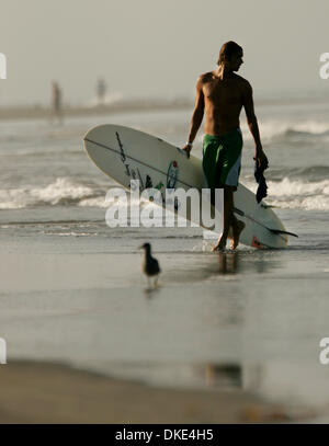 Agosto 18, 2007 - Oceanside, CA, Stati Uniti d'America - BILLY HARRIS, 21, di Del Mar, è stato surf per otto anni e di recente ha girato il professionista in Stati Uniti Aprire, dove egli quinto posto fuori di circa 80 persone. Harris, che è un due volte college national longboard campione sul scolastico nazionale Surfing Association (NSSA) Circuito, vuole navigare come molti eventi pro come egli può provare Foto Stock