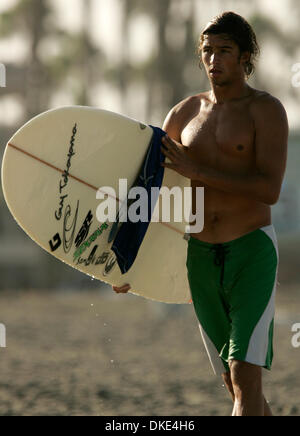 Agosto 18, 2007 - Oceanside, CA, Stati Uniti d'America - BILLY HARRIS, 21, di Del Mar, è stato surf per otto anni e di recente ha girato il professionista in Stati Uniti Aprire, dove egli quinto posto fuori di circa 80 persone. Harris, che è un due volte college national longboard campione sul scolastico nazionale Surfing Association (NSSA) Circuito, vuole navigare come molti eventi pro come egli può provare Foto Stock