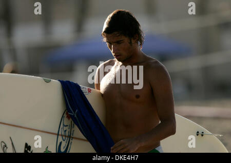 Agosto 18, 2007 - Oceanside, CA, Stati Uniti d'America - BILLY HARRIS, 21, di Del Mar, è stato surf per otto anni e di recente ha girato il professionista in Stati Uniti Aprire, dove egli quinto posto fuori di circa 80 persone. Harris, che è un due volte college national longboard campione sul scolastico nazionale Surfing Association (NSSA) Circuito, vuole navigare come molti eventi pro come egli può provare Foto Stock