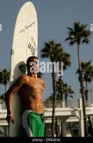 Agosto 18, 2007 - Oceanside, CA, Stati Uniti d'America - BILLY HARRIS, 21, di Del Mar, è stato surf per otto anni e di recente ha girato il professionista in Stati Uniti Aprire, dove egli quinto posto fuori di circa 80 persone. Harris, che è un due volte college national longboard campione sul scolastico nazionale Surfing Association (NSSA) Circuito, vuole navigare come molti eventi pro come egli può provare Foto Stock