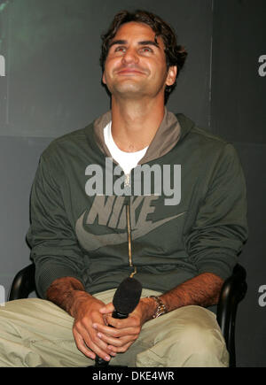 24 ago 2007 - New York, NY, STATI UNITI D'AMERICA - giocatore di tennis Roger Federer visite Niketown per un in-store aspetto per discutere il tennis e il suo prossimo torneo a US Open. (Credito Immagine: © Nancy Kaszerman/ZUMA Press) Foto Stock