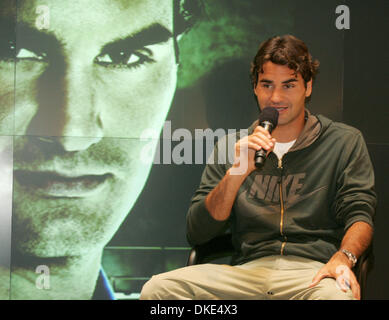 24 ago 2007 - New York, NY, STATI UNITI D'AMERICA - giocatore di tennis Roger Federer visite Niketown per un in-store aspetto per discutere il tennis e il suo prossimo torneo a US Open. (Credito Immagine: © Nancy Kaszerman/ZUMA Press) Foto Stock