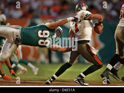 Aug 25, 2007 - Giardini di Miami, FL, Stati Uniti d'America - Delfini MATT ROTH, sinistra e Buccaneerss QB JEFF GARCIA nel primo trimestre durante una partita di preseason contro il Tampa Bay Buccaneers al Dolphin Stadium (credito Immagine: © Allen Eyestone/Palm Beach post/ZUMA Premere) Restrizioni: USA diritti tabloid fuori! Foto Stock