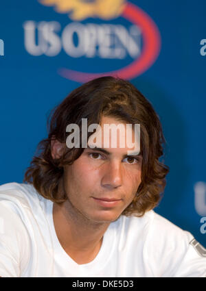 Aug 25, 2007 - New York, NY, STATI UNITI D'AMERICA - Rafael Nadal (ESP) nella sua conferenza stampa prima di iniziare il 2007 US Open. (Credito Immagine: © Susan Mullane/ZUMA Press) Foto Stock