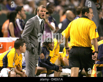 29 ago 2007 - Carson, CA, Stati Uniti d'America - Los Angeles Galaxy di DAVID BECKHAM urla in corrispondenza della linea arbitro dal banco durante un periodo di straordinario dopo di farsi male durante il primo semestre contro CF Pachuca nella SuperLiga finali all'Home Depot Center di Carson, California. Beckham ha restituito alla panca dopo di farsi male durante il primo semestre ed essendo assente la seconda metà. (Credito immagine: Foto Stock