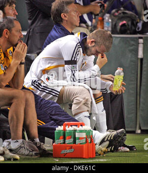 29 ago 2007 - Carson, CA, Stati Uniti d'America - Los Angeles Galaxy di DAVID BECKHAM si siede sul banco di lavoro con un bendato ginocchio destro dopo di farsi male durante il primo semestre contro CF Pachuca nella SuperLiga finali all'Home Depot Center di Carson, California. Beckham ha restituito alla panca dopo di farsi male durante il primo semestre ed essendo assente la seconda metà. (Credito Immagine: © Branimir Kvartuc/ZUMA Foto Stock